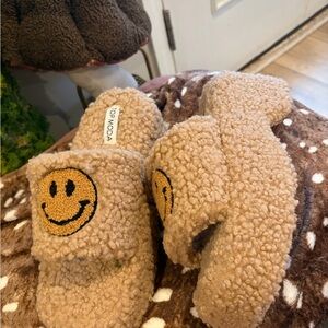 TOP Moda Sherpa platforms with Smiley Face